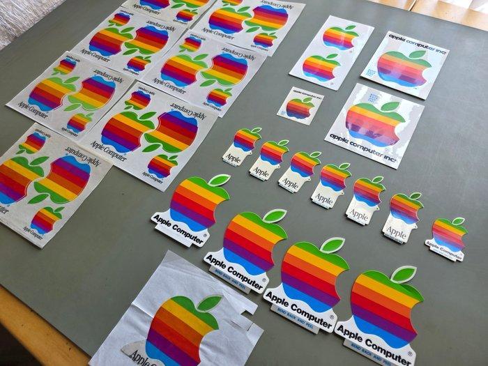 No Reserve - Lot of 23 Original Vintage Apple Rainbow Logo, Spelcomputers en Games, Spelcomputers | Overige Accessoires