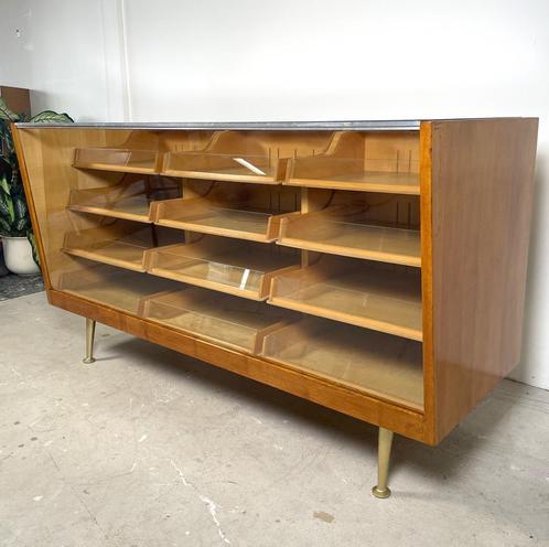 Vintage toonbank met lades en glazen blad, Zakelijke goederen, Kantoor en Winkelinrichting | Winkel en Inventaris, Ophalen of Verzenden