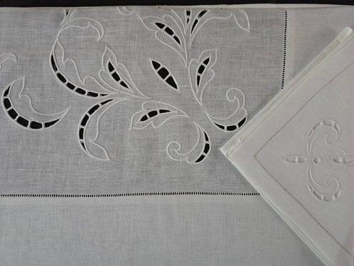 Pure linnen tafelkleed met machinale uitgesneden borduursel,, Antiek en Kunst, Antiek | Kleden en Textiel
