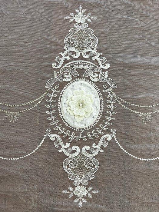 Principesco tule met de hand geborduurd, met parels en, Antiek en Kunst, Antiek | Kleden en Textiel