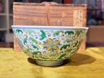 Doucai-bowl versierd met bloemen -  - Porselein -