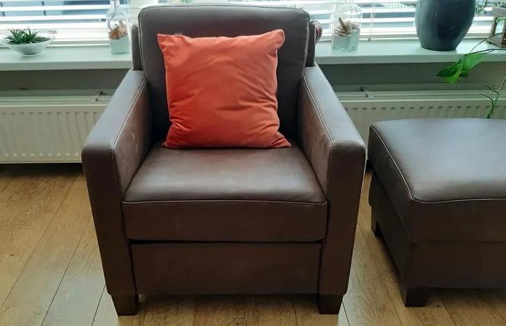 Leren fauteuil met houten poten - met hocker - bruin leer, Huis en Inrichting, Fauteuils, Nieuw, Leer, Ophalen of Verzenden