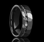 TUNGSTEN RING met meteoriet-inlegstukken. Met de hand