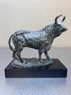 sculptuur, Bronzen stier op houten sokkel - 1,3 kg - 17.5 cm, Antiek en Kunst