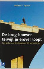 De brug bouwen terwijl je erover loopt 9789052614847, Boeken, Verzenden, Zo goed als nieuw