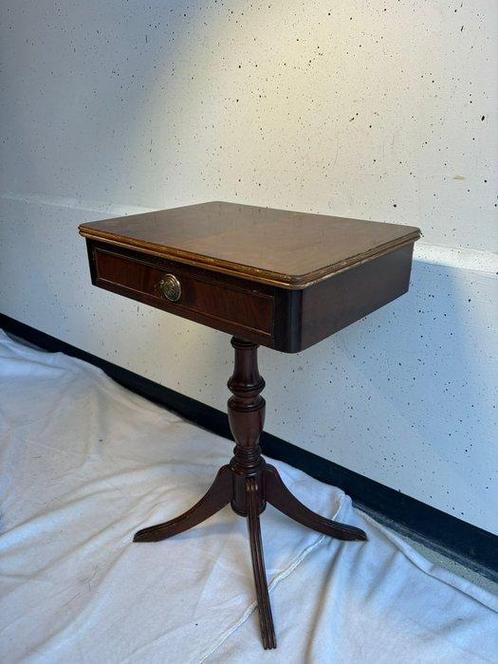 Bijzettafel - Antieke Bijzettafel van Donkerhout – Gesneden,, Antiek en Kunst, Curiosa en Brocante