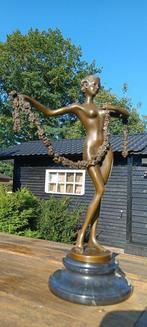sculptuur, bronzen beeld jonge vrouw dansend met een bloem, Antiek en Kunst