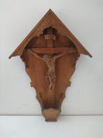 Snijwerk, Altes Holzkreuz mit gekreuzigten Jesus - Jesus am
