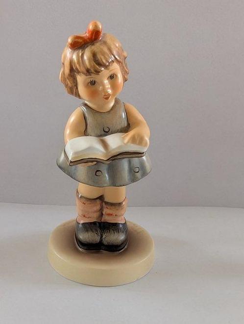Goebel - Beeld, M.I. Hummel meisje met boek - 8.7 cm -, Antiek en Kunst, Curiosa en Brocante