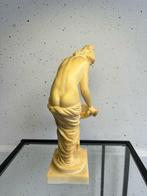 Beeld, Badende Venus: Een Albasten Weergave van de Godin van, Antiek en Kunst