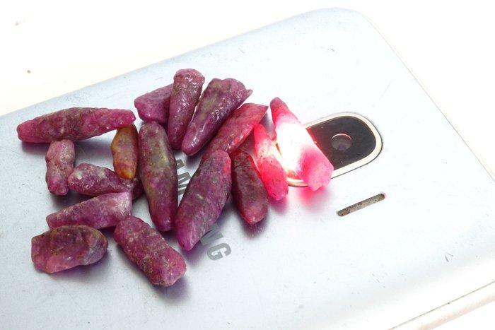 Robijn 73 karaat ruwe onbewerkte robijnkristallen,, Verzamelen, Mineralen en Fossielen