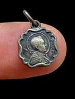 Mysterieus, klein en gotisch bronzen hangertje dat het