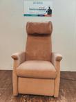 Fitform Sta- Op stoel uitgevoerd in beige kleurige stof