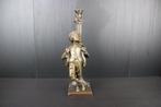 Figuur - Antique bronze boy whistling standing under a, Antiek en Kunst