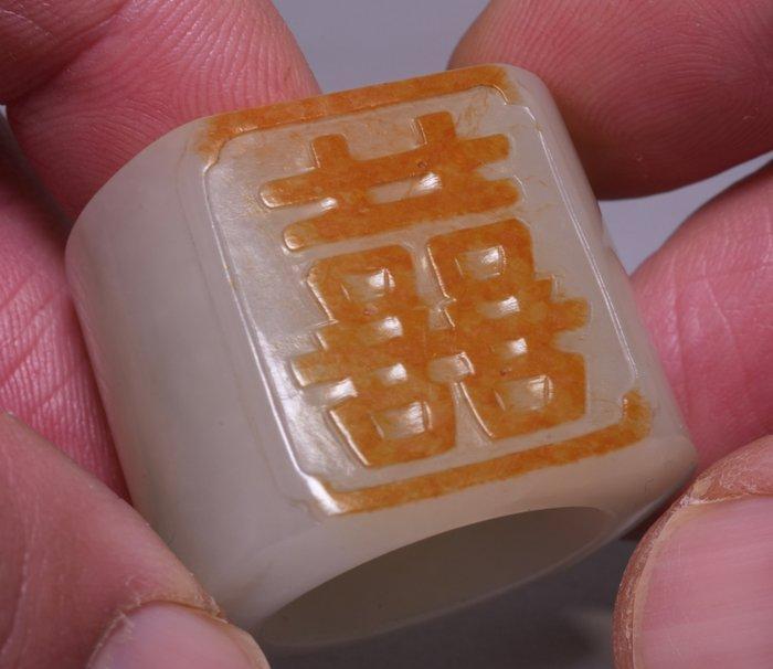 Een witte hardstenen duimring van een boogschutter uit de, Antiek en Kunst, Antiek | Overige Antiek