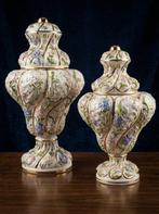 Capodimonte style - dekselvaas (2) - Porselein - Paar van 47