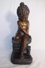 sculptuur, Zittend meisje. - 29 cm - Brons