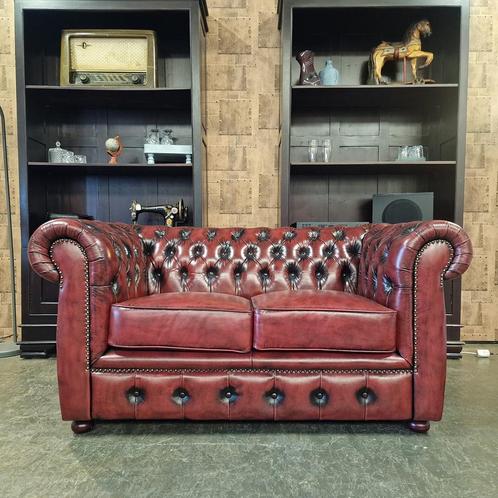 Chesterfield Creswell 2-zits bank - New Red, Huis en Inrichting, Banken | Bankstellen, 150 tot 200 cm, 75 tot 100 cm, Nieuw, Leer