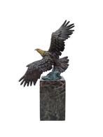 Beeldje - Flying ealgle - Brons, Marmer
