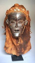 Expressieve Chokwe dansmasker, `Mwana Po` - Masker - Chokwe