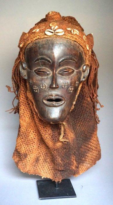 Expressieve Chokwe dansmasker, `Mwana Po` - Masker - Chokwe, Antiek en Kunst, Kunst | Niet-Westerse kunst