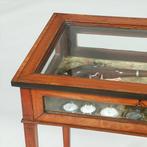 Strak mahoniehouten vitrinetafeltje of juwelen tafeltje met, Antiek en Kunst, Ophalen of Verzenden
