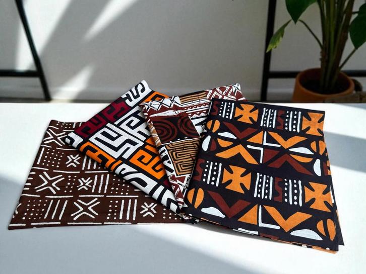 4 Fat quarters - Bruin Bogolan mix Quiltstoffen / Patchwork, Hobby en Vrije tijd, Stoffen en Lappen, Nieuw, Ophalen of Verzenden