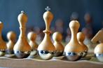 Adin Mumma - Schaakspel - Umbra Wobble Chess Set - Walnoot