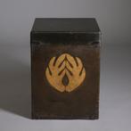 Yoroi’bitsu (armor storage box) met familiewapen - ijzer,