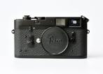 Leica M4 repaint met tas Meetzoeker camera