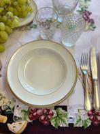 Heerlijke Franse tafelkleed voor grote diners. Brood, wijn