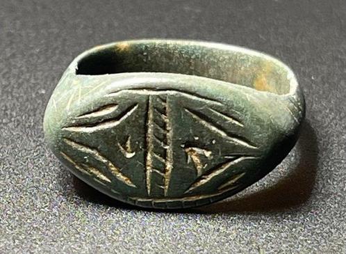 Viking periode Brons Ring met een interessante afbeelding, Antiek en Kunst, Antiek | Overige Antiek