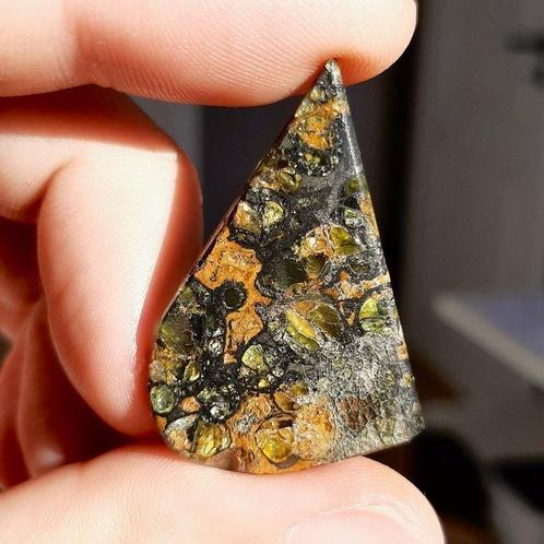 Jepara. Translucent meteoriet pallasiet. Edelsteenkwaliteit., Verzamelen, Mineralen en Fossielen