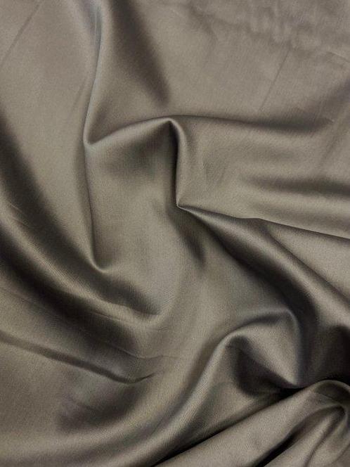 Verfijnd en exclusief rasatello van grijs katoen, gemaakt in, Antiek en Kunst, Antiek | Kleden en Textiel