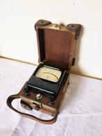 Voltmètre ancien PEKLY scientifique industrielle militaire