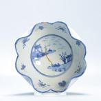 Bord - Antique Japanese or Chinese Porcelain Bowl Blue and, Antiek en Kunst