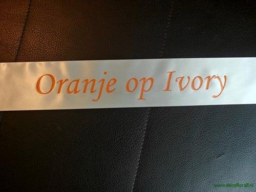 Bedrukt lint Ivory met Oranje opdruk 45 mm 50 cm, Huis en Inrichting, Woonaccessoires | Kunstplanten en Kunstbloemen, Nieuw, Ophalen of Verzenden