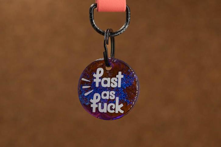 Grappige hondenpenning - Fast as fuck - Leuk als cadeau, Dieren en Toebehoren, Hondenhalsbanden en Penningen, Handgemaakt, Nieuw