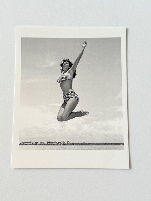 Bunny Yeager (1929–2014) - Pin-up Bettie Page nude in beach,, Antiek en Kunst, Kunst | Designobjecten