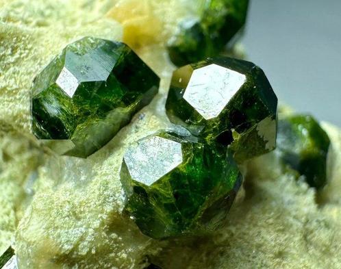 Granaat Kristallen op matrix - Hoogte: 47 mm - Breedte: 40, Verzamelen, Mineralen en Fossielen