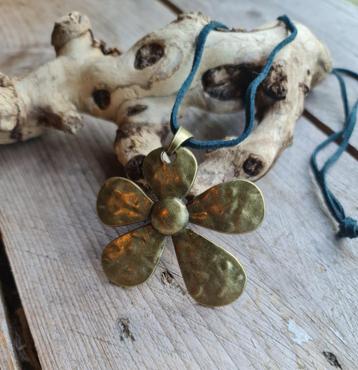 Handgemaakte boho ketting met stalen bloem in roest kleur - beschikbaar voor biedingen