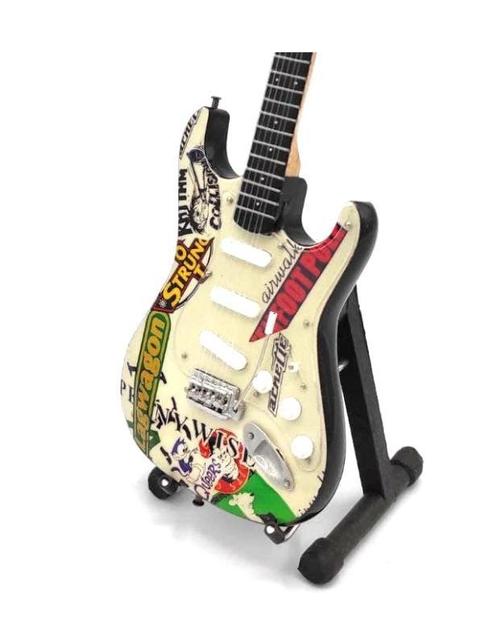 Miniatuur Fender Stratocaster gitaar met gratis standaard, Verzamelen, Muziek, Artiesten en Beroemdheden, Pop, Beeldje of Miniatuur