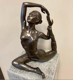 Bronzen Yoga Meisje Zittend - Interieur - Kantoor, Verzenden, Nieuw, Metaal, Mensenbeeld