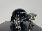 Van Apple - The Silver Peace Turtle - Banksy Bomb Hugger, Antiek en Kunst