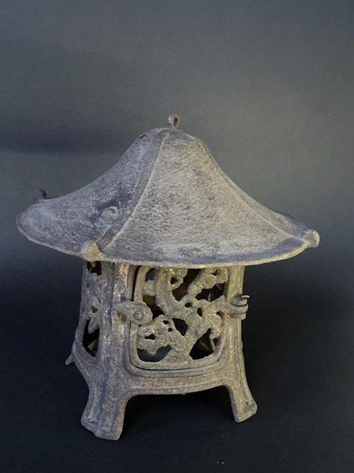 Lantaarn, gemaakt van ijzer, “Shou Chiku-Zu”  - Japan -, Antiek en Kunst, Antiek | Overige Antiek