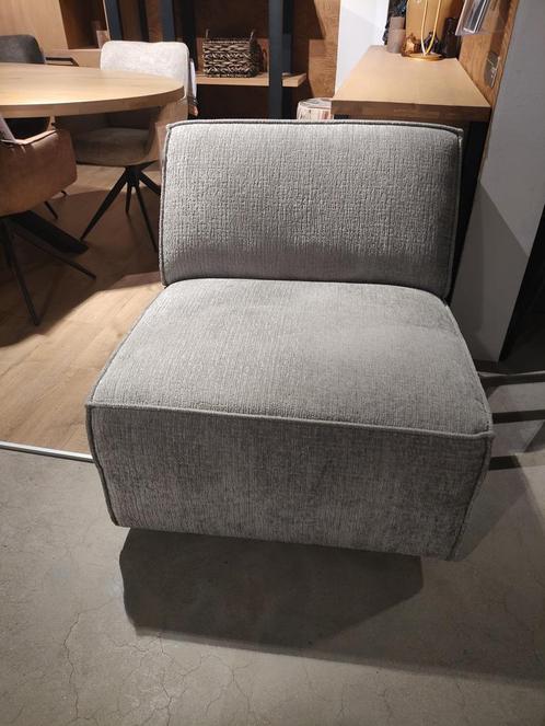 Lichtgrijze fauteuil Baricci met prachtige vlindernaad, Huis en Inrichting, Banken | Bankstellen, Nieuw, Ophalen of Verzenden