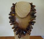Zeer decoratieve ketting van ruwe kralen van oud amber,