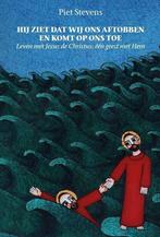 Hij ziet dat wij ons aftobben en komt op ons toe - Leven met, Boeken, Verzenden, Zo goed als nieuw, Piet Stevens