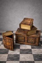 Decoratief ornament (4) - Italië - Boeken en kistje