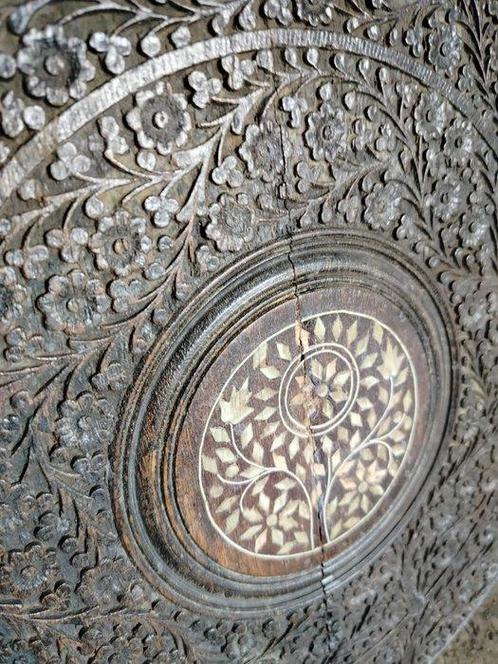 Kashmiri bijzettafel met een gegraveerde pauwenvoet en een, Antiek en Kunst, Kunst | Niet-Westerse kunst